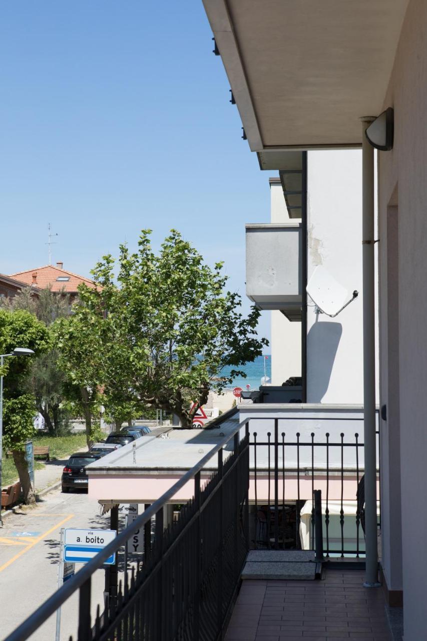 Residence Tre Trilo&Suites Rimini Exteriör bild
